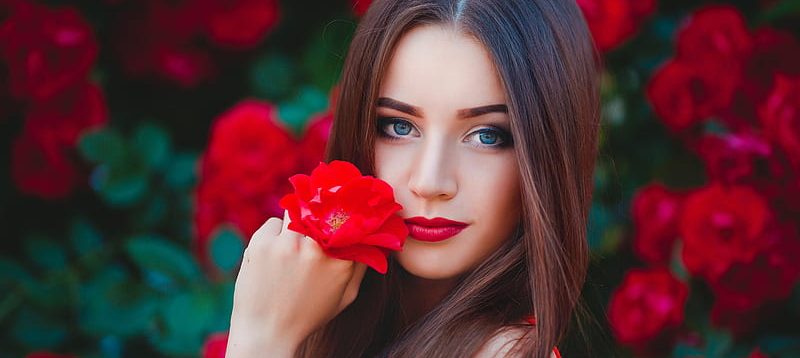 عکس یک زن با گل های رز قرمز
